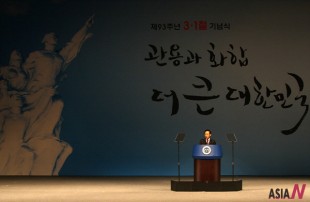 South Korean President Lee Myung-Bak delivers a speech marking the 93rd anniversary of the Korea's 1919 nationwide uprising, known as the March First Independence Movement against Japan's colonization of the Korean Peninsula, at the Sejong Center for the Performing Arts in Seoul, South Korea, March 1, 2012. Lee Myung-bak on Thursday urged Japan to take a positive stance on solving the issue of Korean "comfort women", who were forced into sexual slavery under Japan's 1910-45 colonial rule.