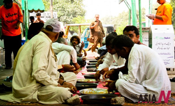 Good Wealthy People Feed The Homeless In Pakistan