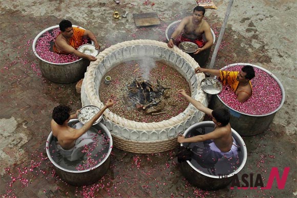 Hindu Priests Pray For Monsoon Rains In India