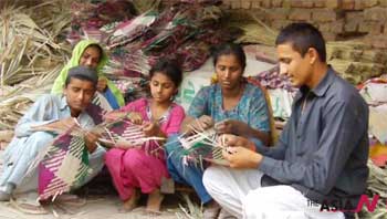 Hand-held fans still popular in Pakistan