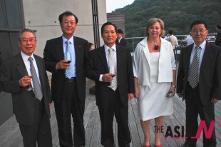 Amb. Alba Florio Legnani of Uruguay (second from right) poses guests including from right, Director General Jang from MOFAT, Vice Chairman Shin Soong-chull of International Contractors Association of Korea, Senior Executive & Vice President Kim Dae-ho of POSCO E&C, and Chairman Minn Woong-kih of Nami Island, Inc.