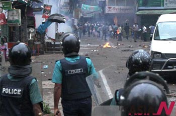 Bangladesh Islamist party fights street battle