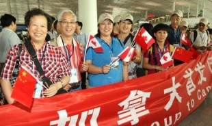 Chinese tourists pose for a photo at Vancouver International Airport. (Photo: Canadian Tourism Commission)