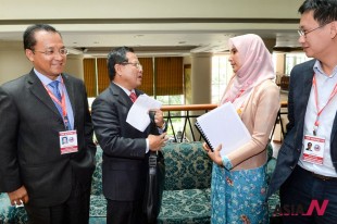 (130720) -- KOTA KINABALU, July 20, 2013 (Xinhua) -- Representatives talk with each other in Kota Kinabalu, Malaysia, on July 20, 2013. Officials from participating countries of the Trans-Pacific Partnership (TPP) has been gathering in the Malaysian city of Kota Kinabalu since July 15 for the 18th round of negotiations, as they rush to the deadline set by their leaders to wrap up the free trade agreement by the end of the year. (Xinhua) (syq)