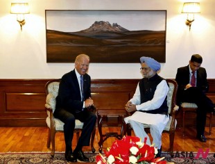 POOL- Indian Prime Minister Manmohan Singh, front right, and U.S. Vice President Joe Biden meet in New Delhi, India, July 23, 2013. Biden arrived in India on Monday on a trip that will focus on boosting trade and regional security ties and strengthening a strategic partnership that has languished in recent years. (AP Photo/Pool, Harish Tyagi)