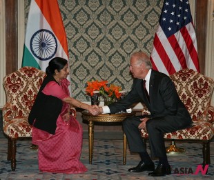 (130723) -- NEW DELHI, July 23, 2013 (Xinhua) -- U.S. Vice President Joe Biden (R) shakes hands with Sushma Swaraj, leader of India's opposition Bharatiya Janata Party (BJP) in Lok Sabha (the Lower House of Parliament), before a meeting at a hotel in New Delhi, India, July 23, 2013. Biden arrived in India on Monday for a four-day visit. (Xinhua/Partha Sarkar)