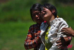 (130723) -- MINXIAN, July 23, 2013 (Xinhua) -- Villagers weep during the funeral held for their relative killed in deadly earthquake in Yongguang Village, Meichuan Township, Minxian County, northwest China's Gansu Province, July 23, 2013. Twelve bodies buried in ruins in the village were digged out, and their relatives held funerals for them on Tuesday.  (Xinhua/Liu Xiao) (hdt)