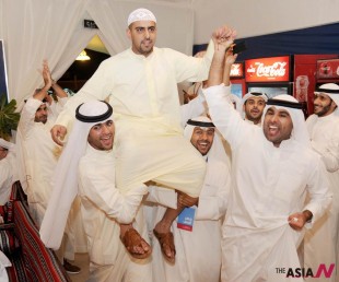 (130728) -- KUWAIT CITY, July 28, 2013 (Xinhua) -- Kuwaiti candidate Rakan Al-Nisif(C) celebrates with supporters after his victory in the parliamentary elections in Kuwait City early on July 28, 2013.(Xinhua/Noufal Ibrahim)