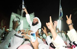 (130728) -- KUWAIT CITY, July 28, 2013 (Xinhua) -- Kuwaiti candidate Saud al Huraiji(C) celebrates with supporters after his victory in the parliamentary election in Kuwait City early on July 28, 2013.(Xinhua/Noufal Ibrahim)