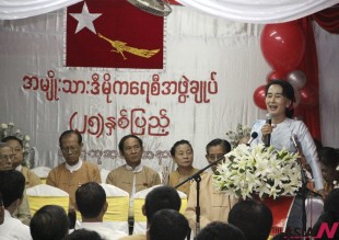 Myanmar Opposition Leader Aung San Suu Kyi, right, smiles as she delivers a speech during a ceremony at her party headquarters in Yangon, Myanmar, Friday, Sept. 27, 2013. Suu Kyi attended the ceremony to mark the 25th anniversary of the founding of her party, National League for Democracy (NEWSis/AP)