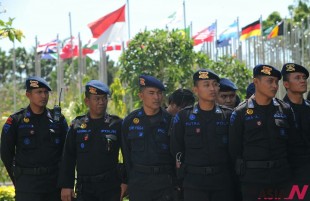 Policemen take part in the preparations for the Asia-Pacific Economic Cooperation (APEC) meetings in Nusa Dua of Bali, Indonesia, Sept. 27, 2013. The APEC meetings will be held on Oct. 1-10 in Bali. (NEWSis/Xinhua)