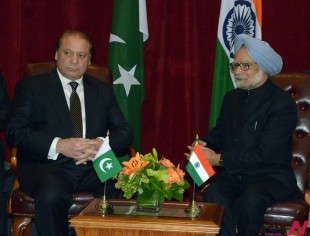 This photo released by the embassy of Pakistan shows Pakistan Prime Minister Nawaz Sharif, left, and Indian Prime Minister Manmohan Singh, right, during a meeting Sunday Sept. 29, 2013 in New York. The prime ministers met in a step toward easing tension, agreed on the need to stop the recent spate of attacks in the disputed Kashmir region. (NEWSis/AP/Embassy of Pakistan)