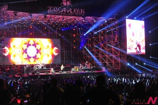 Audiences watch the performance at the 2013 Canal Kylin International Music Festival in Beijing, capital of China, Oct. 1, 2013. The music festival kicked off in the Tongzhou canal park on Tuesday. (Xinhua/NEWSis)