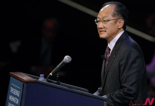 World Bank President Jim Yong Kim delivers a speech about the global economy and the state of poverty around the world at George Washington University in Washington D.C., the United States, Oct. 1, 2013. (Xinhua/NEWSis)