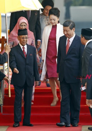 Chinese President Xi Jinping, front right, his wife Peng Liyuan, rear right, Malaysia's King Sultan Abdul Halim Mu'adzam Shah, front left, and Queen Haminah Hamidun walk down stairs during a welcoming ceremony at Parliament Square in Kuala Lumpur, Malaysia, Friday, Oct. 4, 2013. Xi and his wife Peng are on a three-day state visit to Malaysia. (AP/NEWSis)