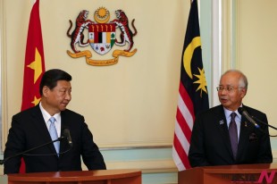 Malaysian Prime Minister Najib Razak, right, looks at Chinese President Xi Jinping during a join press conference in Putrajaya, outside Kuala Lumpur, Malaysia, Friday, Oct. 4, 2013. Xi is on a three-day visit aimed at deepening diplomatic and trade ties between the two countries. (AP/NEWSis)