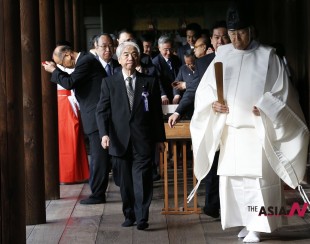 A group of Japanese lawmakers are led by a Shinto priest at the Yasukuni Shrine in Tokyo during an annual autumn festival on Friday, Oct. 18, 2013. Over 150 lawmakers paid homage to the controversial war shrine. (AP /NEWSis)