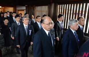 Japanese lawmakers visit the war-linked controversial Yasukuni Shrine for worship, in Tokyo, on Oct. 18, 2013. Japanese Internal Affairs and Communications Minister Yoshitaka Shindo and about 120 Japanese lawmakers on Friday worshipped the war-linked Yasukuni Shrine during its annual autumn festival, according to local media. (Xinhua/NEWSis)