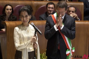 Aung San Suu Kyi, Myanmar's Nobel Peace Prize laureate and long-time political prisoner, speaks as Rome mayor Ignazio Marino looks at her, during a ceremony in which she received the honorary citizenship, in Rome, Sunday, Oct. 27, 2013. (AP/NEWSis)