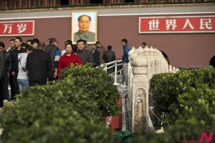 A partially damaged stone bridge is surrounded by potted plants in front of Tiananmen Gate, where, on Monday, a sport utility vehicle crashed and caught fire, in Beijing, China, Wednesday, Oct. 30, 2013. Chinese police are circulating a list of eight suspects wanted in connection with the apparent suicide car crash near Tiananmen Square in Beijing that killed five people and injured dozens, a hotel manager said Wednesday. (AP/NEWSis)