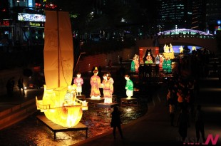 People stroll around at Seoul Lantern Festival which will last until Nov. 17 along the Chonggyechon Stream in Seoul, capital of South Korea, Oct. 31, 2013. (Xinhua/NEWSis)