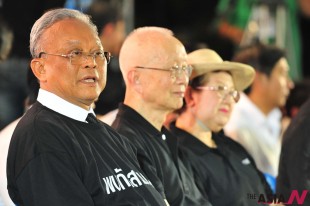 Thailand's opposition Democrat Party member of Parliament and former secretary-general of the party Suthep Thaugsuban (L) attends an anti-government protest against amnesty bill in Bangkok, Thailand, Oct. 31, 2013. More than 10,000 of protesters of the opposition Democrat Party took part in the rally near Samsen railway station to oppose the amnesty bill being debated in Parliament. (Xinhua/NEWSis)