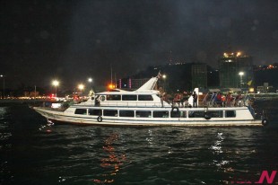 A rescue boat carry surviving passengers in a ferry accident near Thailand's popular seaside town of Pattaya, on Nov. 3, 2013. A ferry boat capsized and sank near Pattaya on Sunday, killing six people, including one Chinese and two Russians. At least 26 people were injured. (Xinhua /NEWSis)