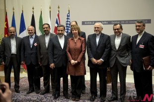 EU High Representative for Foreign Affairs and Security Policy Catherine Ashton, center, poses next to Iranian Foreign Minister Mohammad Javad Zarif, center right, and the Iranian delegation after a ceremony at the United Nations in Geneva, Switzerland, early Sunday, Nov. 24, 2013. Iran struck a historic deal Sunday with the United States and five other world powers, agreeing to a temporary freeze of its nuclear program in the most significant agreement between Washington and Tehran in more than three decades of estrangement. (AP/NEWSis)