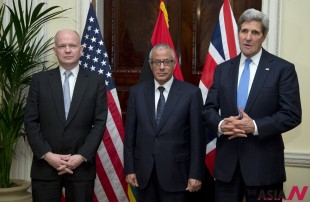 U.S. Secretary of State John Kerry, right, speaks to the media as British Foreign Secretary William Hague, left, and Libya Prime Minister Ali Zeidan, stand with him at the Winfield House, the residence of the U.S. Ambassador to Britain, in London, Sunday, Nov. 24, 2013. Kerry will conduct regional talks with Zeidan, according to the U.S. State Department, following two days of negotiations in Geneva to forge an agreement with Iran over its nuclear programme. (AP/NEWSis)