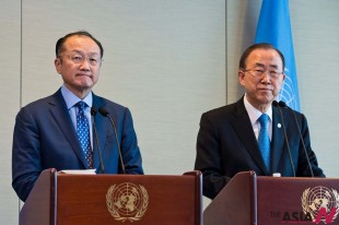 UN Secretary-General Ban Ki-moon (R) and World Bank President Jim Yong Kim attend a joint press conference at the UN headquarters in New York, on Nov. 27, 2013. The United Nations and the World Bank on Wednesday announced a concerted effort by governments, international agencies, civil society and the private sector to scale up financing to provide sustainable energy for all, with UN Secretary-General Ban Ki-moon calling for massive new investments in the face of a rising "global thermostat." (Xinhua/NEWSis)