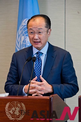 World Bank President Jim Yong Kim attends a joint press conference with UN Secretary-General Ban Ki-moon (not in picture) at the UN headquarters in New York, on Nov. 27, 2013. The United Nations and the World Bank on Wednesday announced a concerted effort by governments, international agencies, civil society and the private sector to scale up financing to provide sustainable energy for all, with UN Secretary-General Ban Ki-moon calling for massive new investments in the face of a rising "global thermostat." (Xinhua/NEWSis)