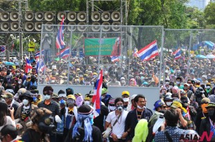 Anti-government protesters rally outside the Government House in Bangkok, Thailand, Dec. 1, 2013. Thai police on Sunday fired tear gas to drive back hordes of anti-government Thai protesters trying to break barricades into varied government premises in the capital on Sunday. (Xinhua/NEWSis)