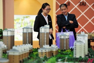 A consumer (R) consults with a salesrep from a real estate company in Yinchuan, capital of northwest China's Ningxia Hui Autonomous Region, Sept. 30, 2013. China's economy grew 7.7 percent year on year in 2013, the National Bureau of Statistics said on Jan. 20, 2014. Last year, the country's gross domestic product (GDP) reached 56.8845 trillion yuan (9.31 trillion U.S. dollars). (Xinhua)