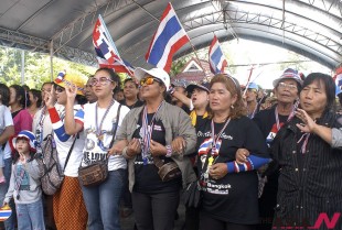 Anti-government protesters chant slogans during a rally opposing the general election in Hat Yai district, Songkhla province, southern Thailand Sunday, Feb. 2, 2014. Protesters trying to derail Thailand's national elections Sunday forced the closure of hundreds of polling stations in a highly contentious vote that has become the latest flash point in the country's deepening political crisis. (AP/NEWSis)