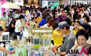 Chinese shoppers are shopping for Korean cosmetics. (Photo : NEWSis)