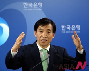 Bank of Korea head, Lee Ju-yeol, speaks at a press briefing / Yonhap photo