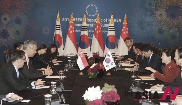 South Korean President Park Geun-hye, first from right, talks with Singapore’s Prime Minister Lee Hsien Loong, second from left, during their meeting at the ASEAN-Republic of Korea Commemorative Summit in Busan, South Korea, Thursday, Dec. 11, 2014. (Photo : AP/NEWSis)