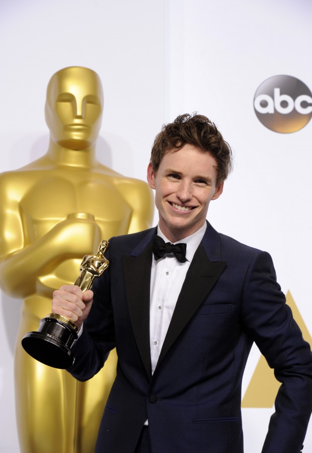 Actor Eddie Redmayne poses after winning the Best Actor in a Leading Role award for "The Theory of Everything" during the 87th Academy Awards at the Dolby Theater in Los Angeles, the United States, on Feb. 22, 2015. (Xinhua/Yang Lei)