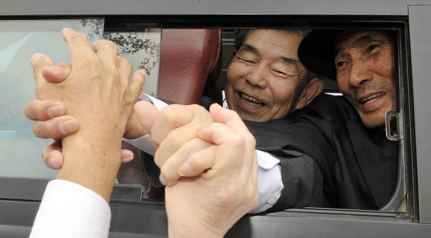 tearful farewell as one of the previous six-day reunions of families separated by the 1950-1953 Korean War wrapped up in Mount Kumgang resort. (Xinhua/Newsis)