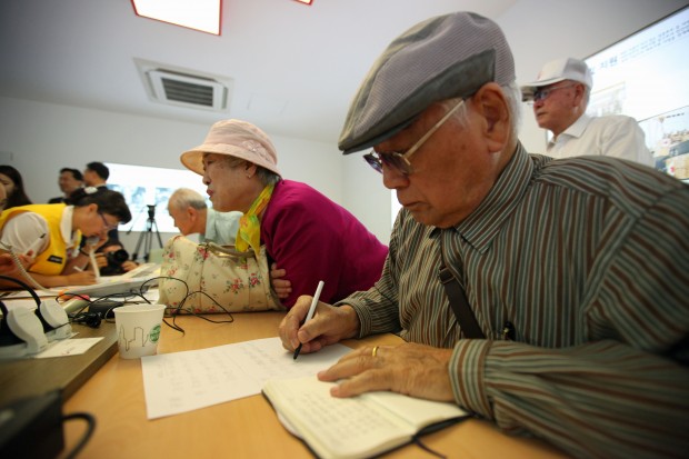 Korean fills out an application form for the reunion for families separated by the Korean War, at the headquarters of Korean Red Cross in Seoul, capital of South Korea, on Sept. 1, 2015. South Korea and the Democratic People's Republic of Korea (DPRK) on Tuesday agreed to have working-level Red Cross talks next Monday for the reunion of Korean families separated by the 1950-53 Korean War. (Xinhua/Seongbin Kang)  