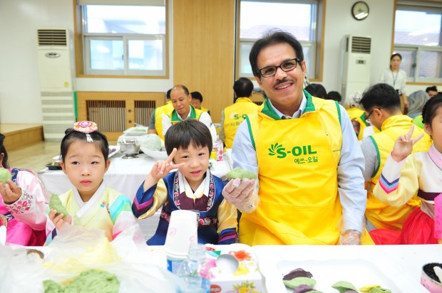 Naser Al-Mashaher participating in Korean activities. (사진=S-OIL 제공)