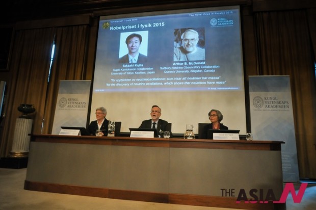 Goran K. Hansson (C), secretary-general of the Nobel Committee and Nobel Assembly, announces the winners of the 2015 Nobel Prize in Physics in Stockholm, Sweden, Oct. 6, 2015. The 2015 Nobel Prize in Physics were shared by two scientists, namely Japan's Takaaki Kajita and Canada's Arthur B. McDonald, the Royal Swedish Academy of Sciences announced on Tuesday. (Xinhua/Rob Schoenbaum)  