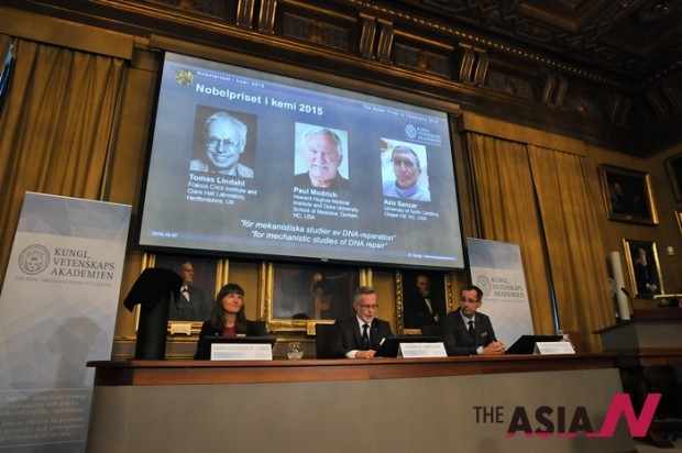 A press conference is held to announce the winners of the Nobel Prize in Chemistry 2015 in Stockholm, Sweden, Oct. 7, 2015. The Nobel Prize in Chemistry 2015 was awarded jointly to Tomas Lindahl, Paul Modrich and Aziz Sancar "for mechanistic studies of DNA repair," ie. for having mapped, at a molecular level, how cells repair damaged DNA and safeguard the genetic information. (Xinhua/Rob Schoenbaum)