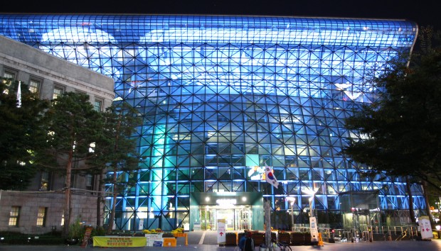 The City Hall is lit up in blue in Seoul, South Korea. (Xinhua/Yao Qilin) 