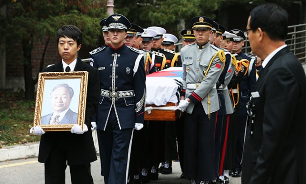 Guards of honor and bereaved family members take part in a practice ceremony for the state funeral of the late former president Kim Young-sam at the Seoul National University Hospital, Thursday. (Yonhap)