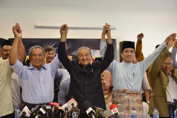 Former Malaysian Prime Minister Mahathir Mohamad, center, attends a special press conference in Kuala Lumpur, Malaysia, Friday, March 4, 2016. Mohamad joined with political foes Friday in issuing a declaration signed by 58 public figures urging Prime Minister Najib Razak to resign over corruption allegations. (AP Photo)