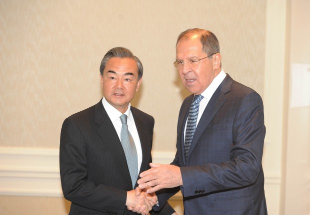 (160524) -- TASHKENT, May 24, 2016 (Xinhua) -- Chinese Foreign Minister Wang Yi (L) meets with Russian Foreign Minister Sergei Lavrov in Tashkent, Uzbekistan, May 24, 2016. (Xinhua/Sadat)