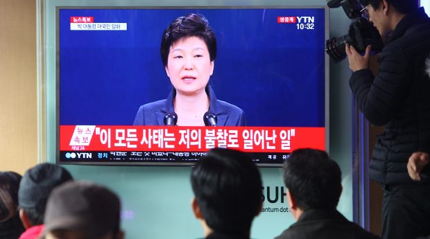 SEOUL, Nov. 4, 2016 (Xinhua) -- People watch TV broadcasting South Korean President Park Geun-hye addressing the nation, at a train station in Seoul, South Korea, Nov. 4, 2016. South Korean President Park Geun-hye said Friday that she will accept an investigation into herself, if necessary, by prosecutors over a scandal surrounding Choi Soon-sil, the president's longtime confidante suspected of intervening into state affairs. (Xinhua/Yao Qilin)(axy)