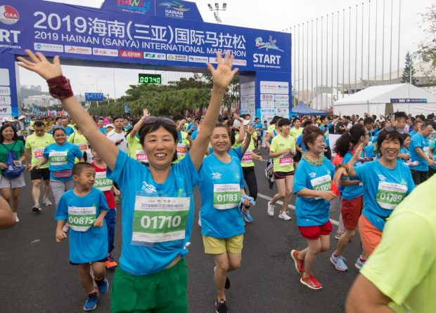 The 2019 Hainan (Sanya) International Marathon was held on Mar. 10, attracting approximately 17,000 participants from nearly 30 countries and regions. (Photo by CFP)