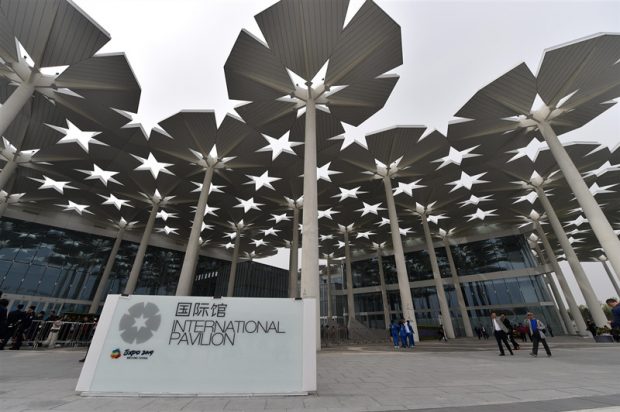 At the International Pavilion of the 2019 Expo, 94 “flower umbrellas” are clustered together to form a white flower sea. (Photo by Weng Qiyu from People’s Daily Online)